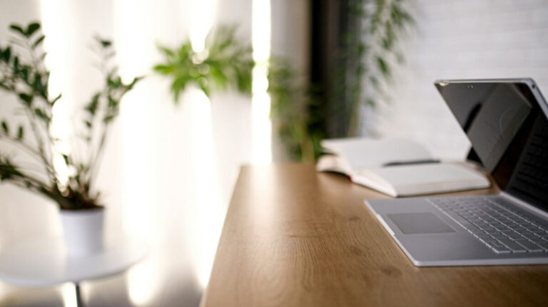 Bureau réglable – un poste de travail adaptable et durable
