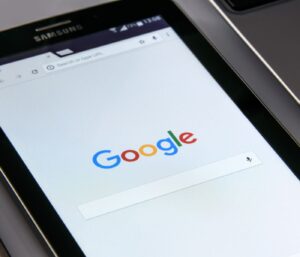 SEO vs GEO : quelle stratégie votre visibilité ?